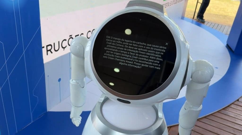 Robô com inteligência artificial na Bahia Farm Show 2025; orientação aos produtores