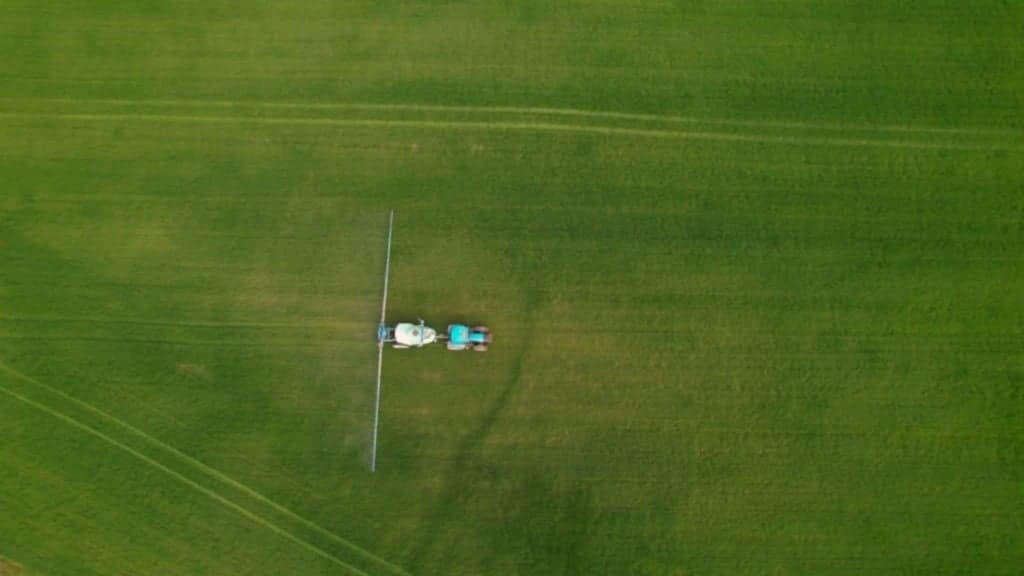 Trator em aplicação na lavoura. Foto: Canva