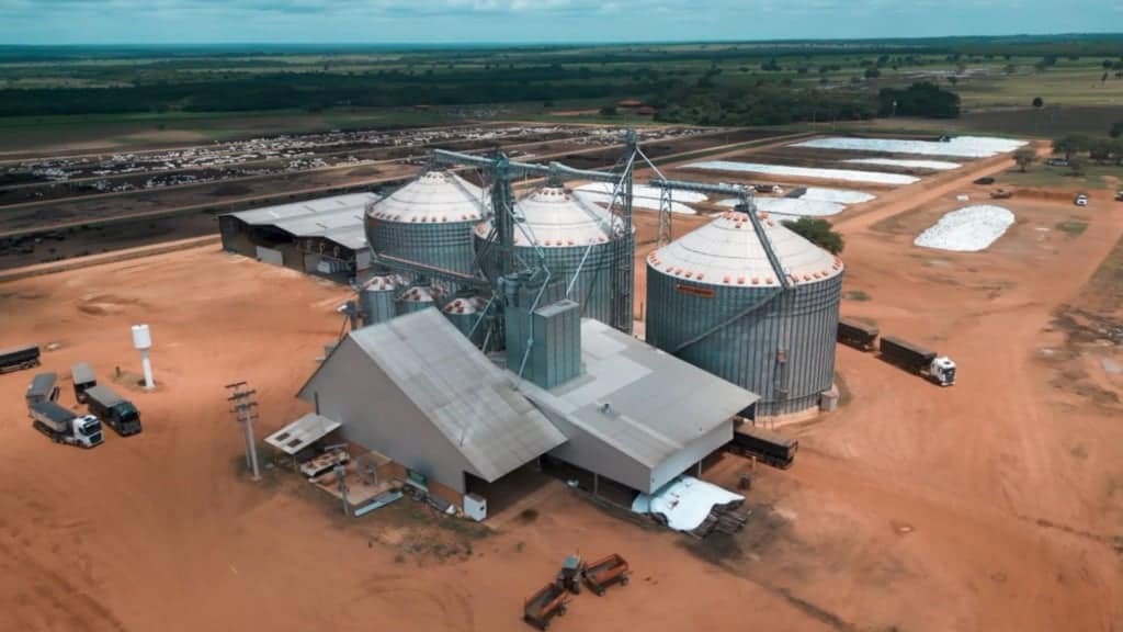 Vista aérea da fazenda Nova Piratinga com silos de grãos, fábrica de ração e confinamento ao fundo. Foto: Reprodução/Giro do Boi