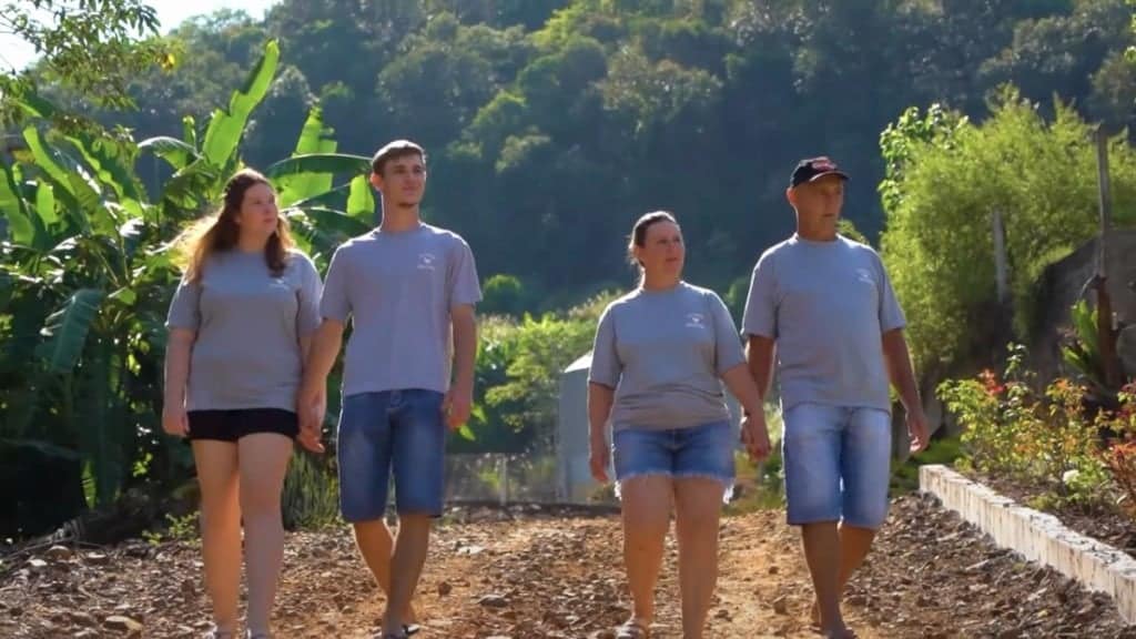 Com dois aviários automatizados em Santa Catarina, a família Fuelber completa 40 anos na avicultura e aposta na sucessão