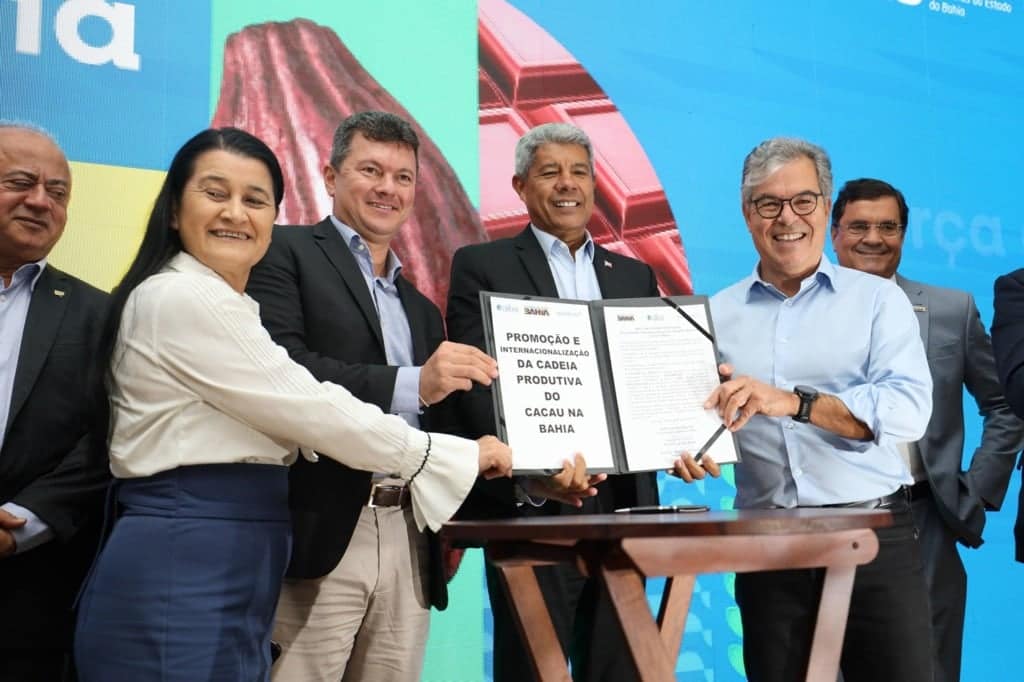 Lideranças do agro e autoridades políticas na inauguração do escritório da ApexBrasil na Bahia; Moisés Schmidt