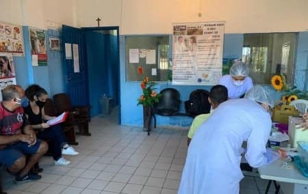 Coleta de sangue realizada em bairro próximo à laguna Mundaú , Maceio , Alagoas