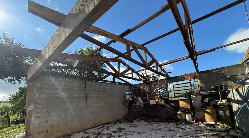 Postes caíram após a passagem do tornado