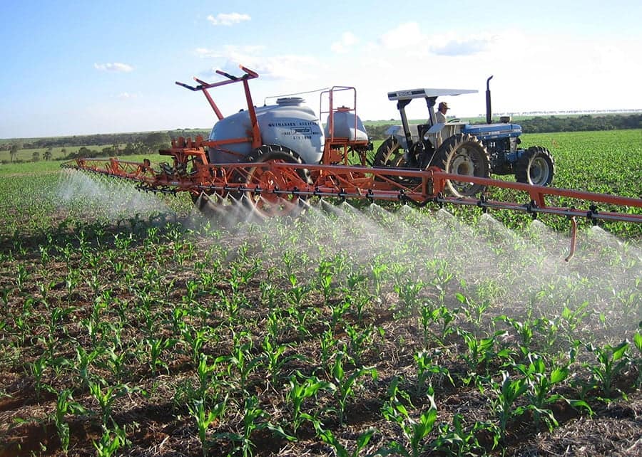 Bioinseticida Virumix Fernando Valicente Trator realizando aplicação por hectare